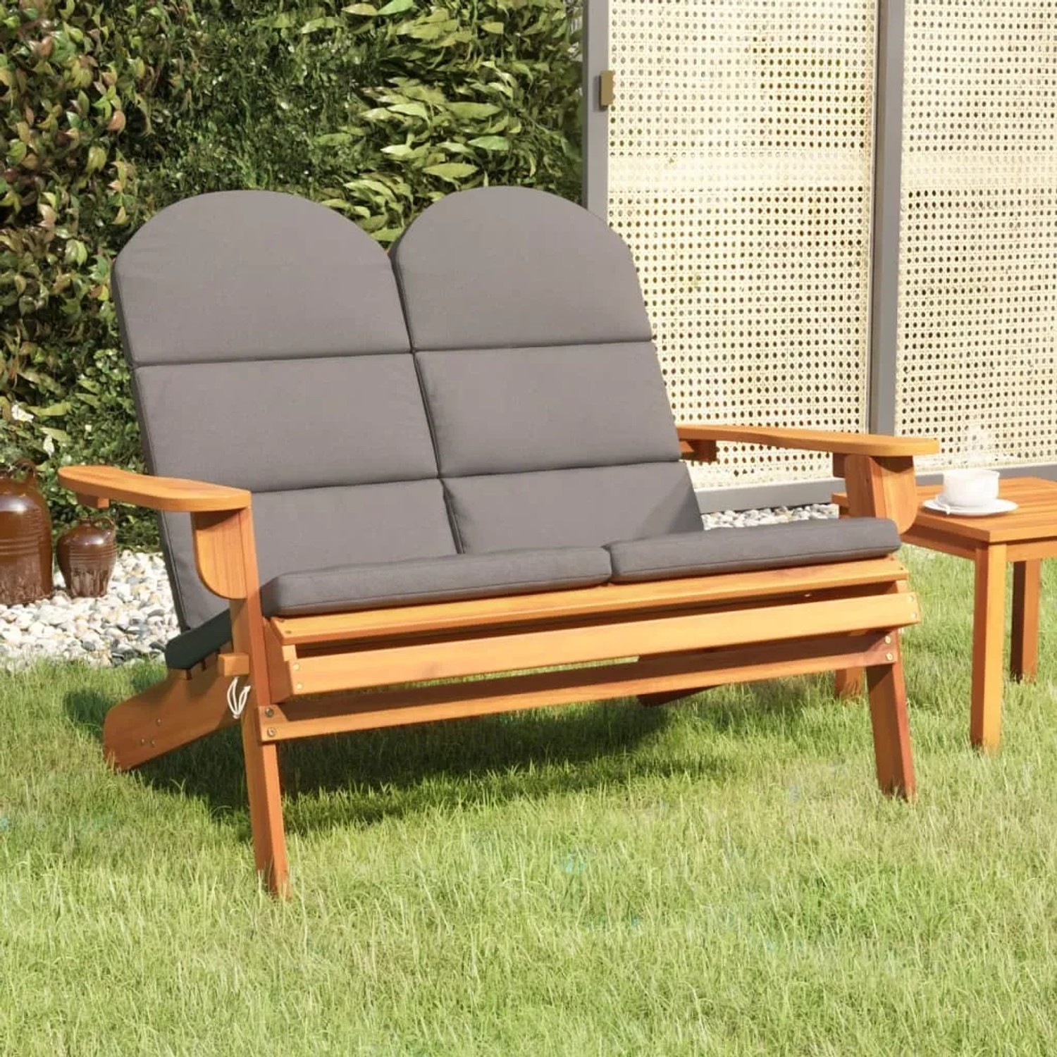 Adirondack Gartenbank aus Akazienholz mit grauen Kissen für zwei Personen.