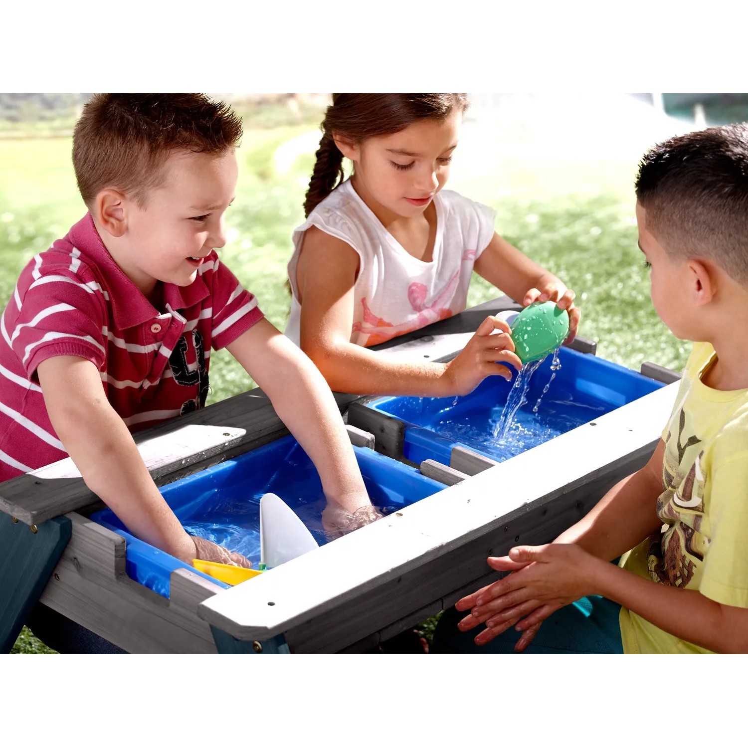 Kinder spielen am grauen Axi Sand- und Wasser-Picknicktisch Nick mit blauem Wasser.