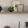 Langes Inn.Furn Wandboard Darell in Grau mit Eiche-Regalboden, 150 cm, dekoriert. Ideal für Bücher & Deko.