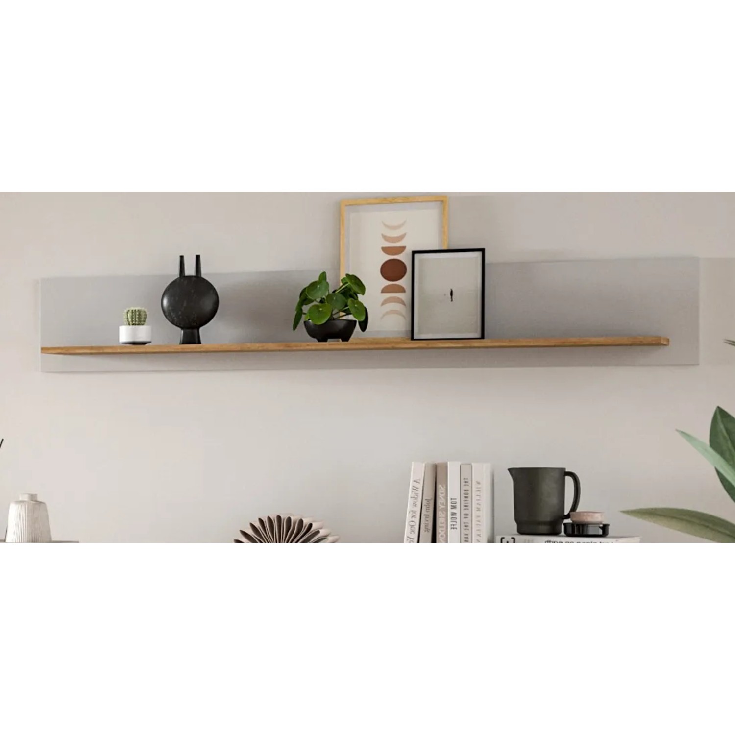 Langes Inn.Furn Wandboard Darell in Grau mit Eiche-Regalboden, 150 cm, dekoriert. Ideal für Bücher & Deko.