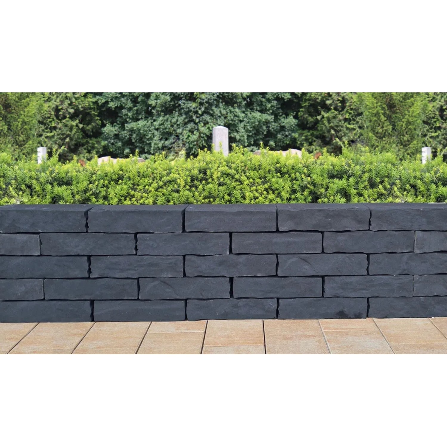 Mauer aus Diephaus Menhire Mauersteinen in Basalt, Bruchsteinoptik für Gartenmauern.