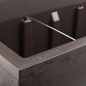Detailaufnahme des braunen Deroma Millennium Pflanzkastens in Steinoptik.