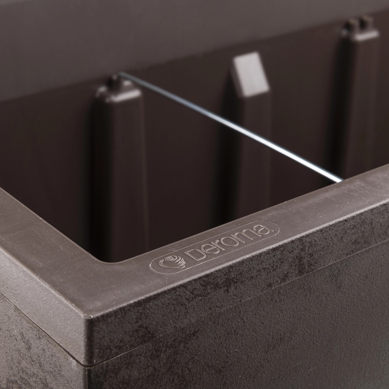 Detailaufnahme des braunen Deroma Millennium Pflanzkastens in Steinoptik.