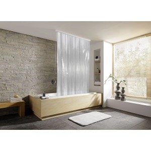 Kleine Wolke Duschrollo Milky, 128x240cm, in Badezimmer mit Badewanne.