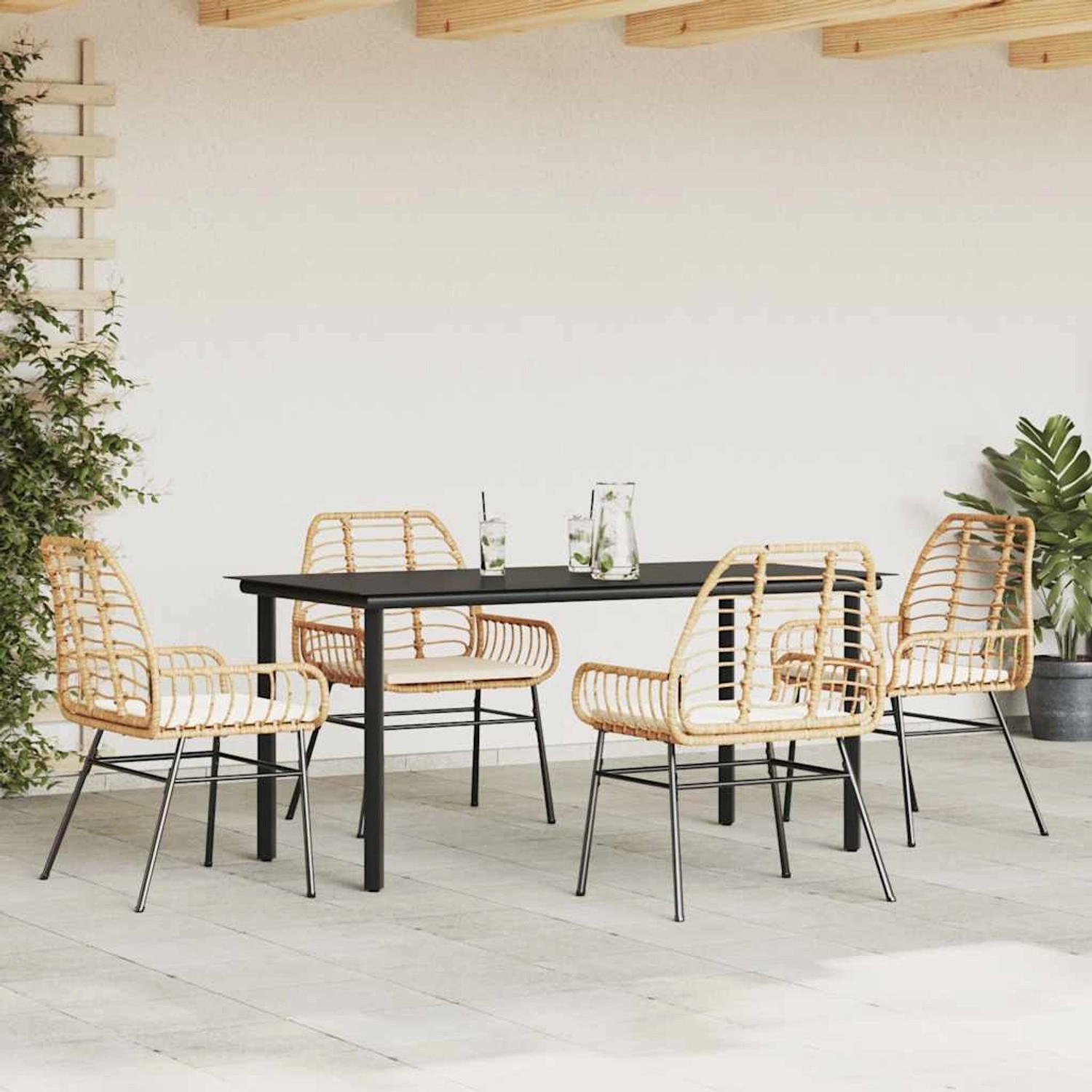 5-teilige Garten Essgruppe aus Poly Rattan in Braun mit schwarzem Tisch und cremefarbenen Kissen.