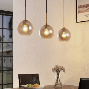 Moderne Lindby Pendelleuchte Hiwana mit 3 Glas-Kugelschirmen in Alu-Optik für Wohnzimmer und Esszimmer.