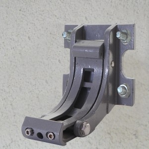 Detailaufnahme der Wandhalterung für MCW Kassetten-Markise, grau.