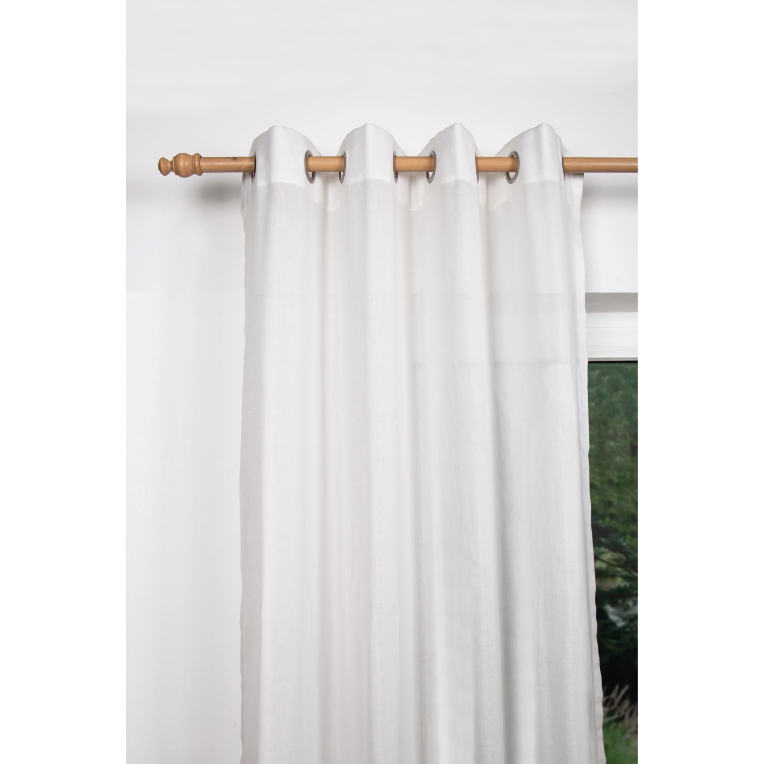 Mydeco Gardinenstange Buche mit weißem Vorhang, 160 cm Länge.