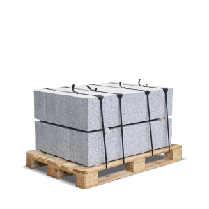 Galamio Granit Rasenkantensteine, gesägt und kugelgestrahlt, auf Palette.