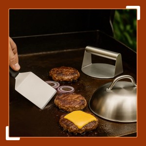 Relaxdays Smash Burger Set, 3-teilig, Edelstahl: Burgerpresse, Spachtel, Haube auf Grillplatte.