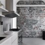 Küchen-Szene mit Rasch Digitaltapete Factory IV 445404, Steine Grau, 3x4,185m, die eine Ziegelwand imitiert.