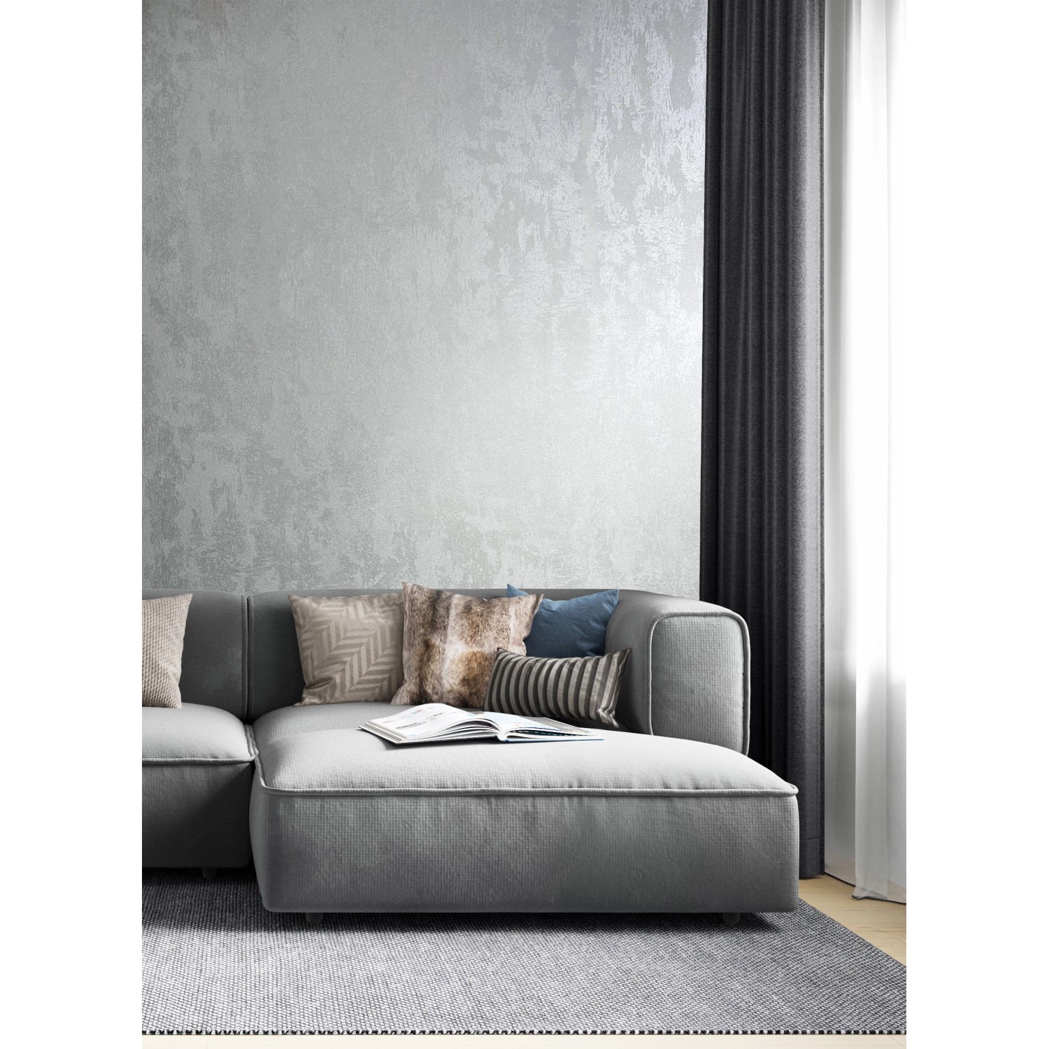 Wohnraum mit silberner Marburg Vliestapete in Betonoptik und Glanzeffekt.