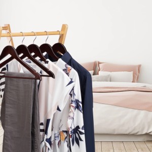 Braune Holzkleiderbügel mit Hosenstange halten Hemden & Hosen knitterfrei an einem Kleiderständer. 20er Set für den Kleiderschrank.