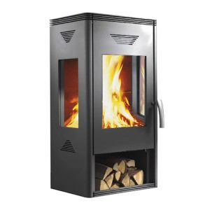 Grauer Wamsler Trion-H Kaminofen (8 kW) mit Holzscheiten im Lagerfach und brennendem Feuer im Brennraum.