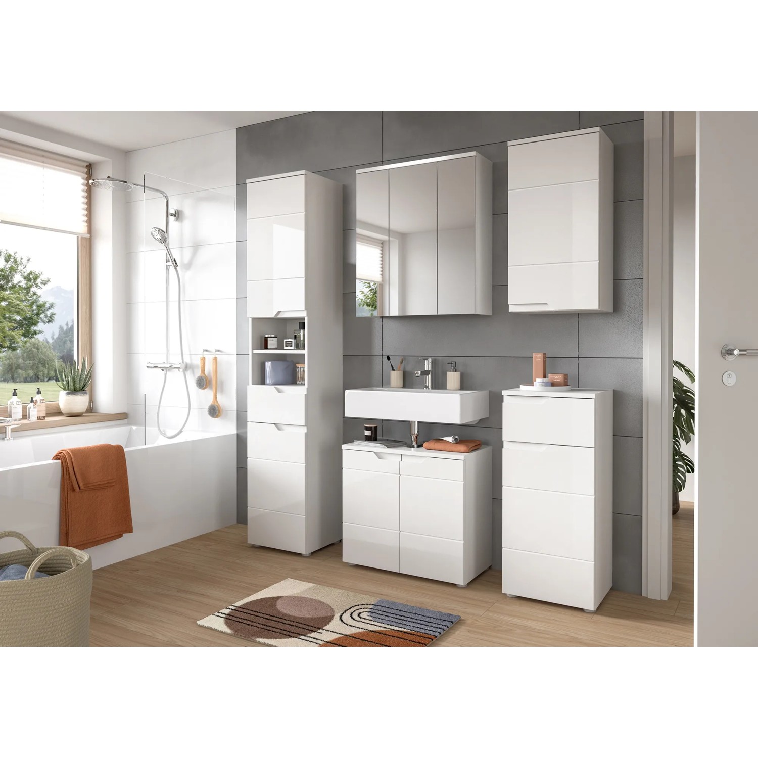 Modernes Badezimmer-Set mit Solero Hängeschrank in Weiß Hochglanz und weiteren Badmöbeln.