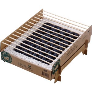 Einweg Casus Grill aus Pappe, Bambusrost und Lavasteinen, ideal für unterwegs.