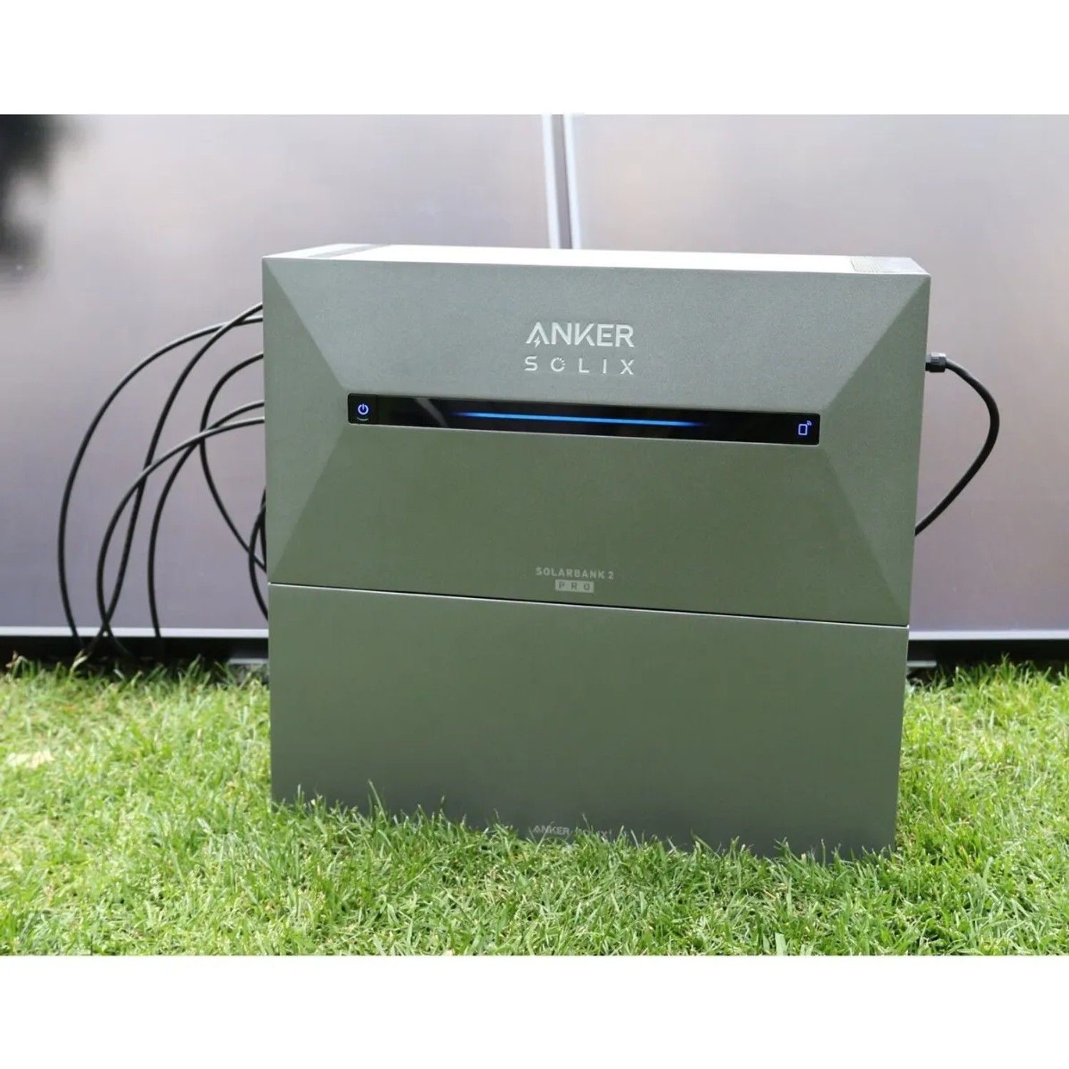 MyVoltaics Balkonkraftwerk Speicher mit Solarmodulen und Anker SOLIX Solarbank 2 Pro auf Rasen.