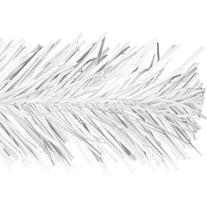 Detailaufnahme: Weißer, künstlicher Weihnachtsbaum Skaland, 150 cm hoch.