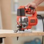 Black+Decker Stichsäge BES610K beim Sägen von Holz. Orange-schwarzes Design.