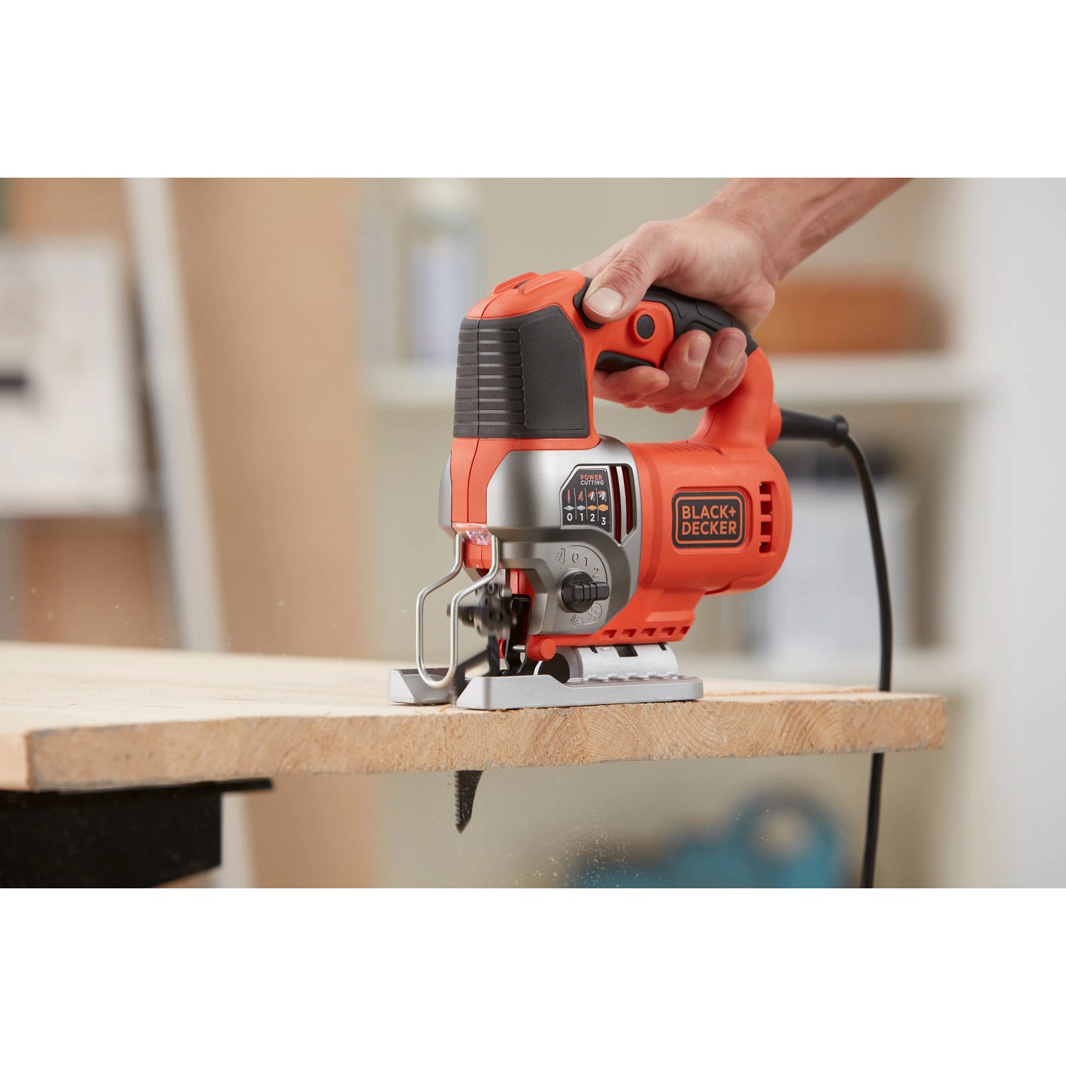 Black+Decker Stichsäge BES610K beim Sägen von Holz. Orange-schwarzes Design.