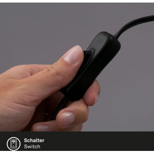 Detailaufnahme: Hand betätigt Schalter der Briloner Klemmleuchte Hygge.