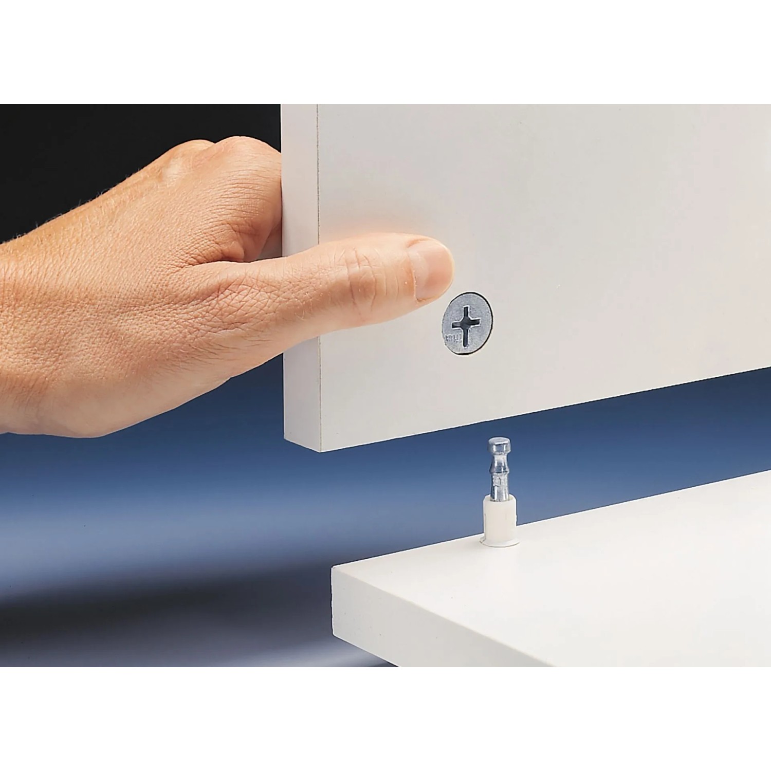 Detailaufnahme: Montage des OPTIFIT Aufsatzschranks Kiel420 mit Exzenterverbinder.