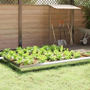 Silberner Schneckenzaun aus verzinktem Stahl im Gartenbeet.