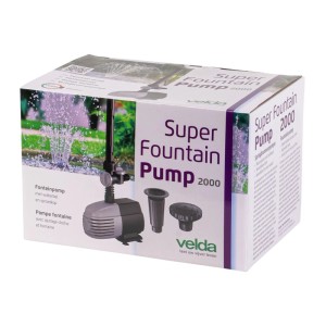 Velda Super Fountain Pump 2000 Verpackung. Graue Teichpumpe mit Wasserglocke, Sprühkopf und Fontänenansicht.