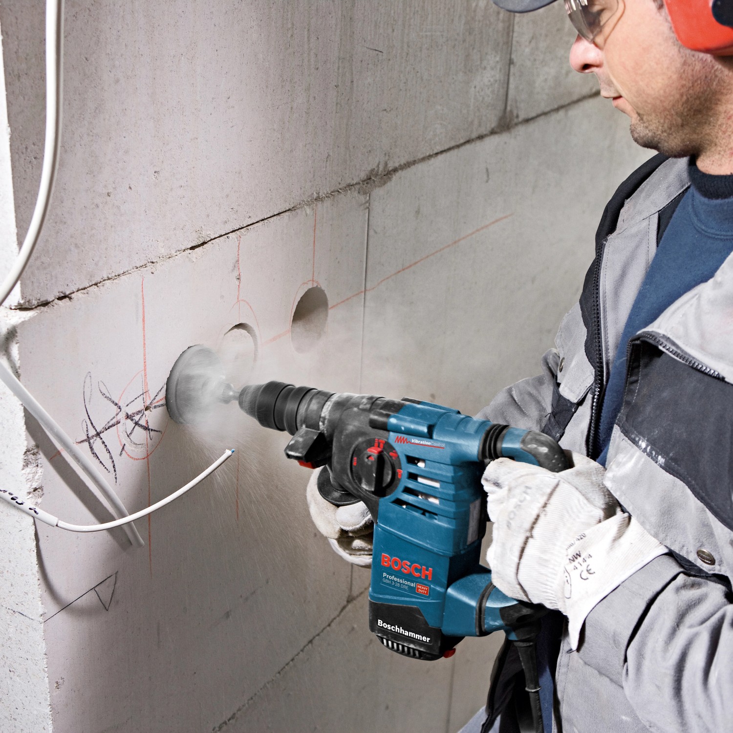 Bosch Professional Bohrhammer GBH 3-28 DFR in Aktion beim Bohren in Beton.