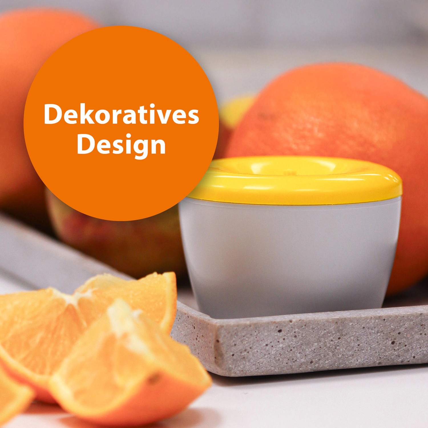 Ardap Fruchtfliegenfalle mit gelbem Deckel und Orangen im Hintergrund.