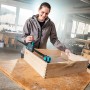 Frau fixiert Holzkiste mit Wolfcraft Einhandzwinge Pro Max 150 mm. Spannwerkzeug im Einsatz.