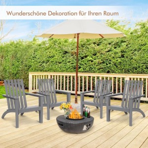 Graue Costway Adirondack Gartenstühle (5 Stk.) um einen Feuerkorb auf einer Terrasse.