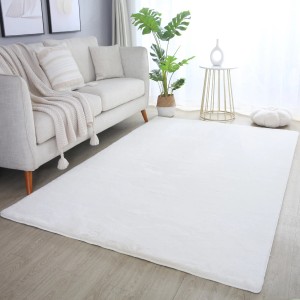 Cremefarbener Kurzflorteppich im Wohnzimmer. Weicher Soft-Touch Teppich in Felloptik.