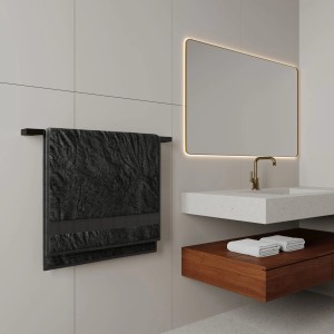 Schwarzer, langer kalb Handtuchhalter Lenn (80cm) mit Handtuch im modernen Bad.