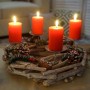 Runder Adventskranz aus Holz mit 4 brennenden roten Kerzen, Tannenzapfen und Beeren. Weihnachtsdekoration Ø 35cm.