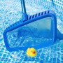 Amapool Reinigungsset Deluxe: Blauer Kescher im Pool mit gelber Gummiente. Poolbau.