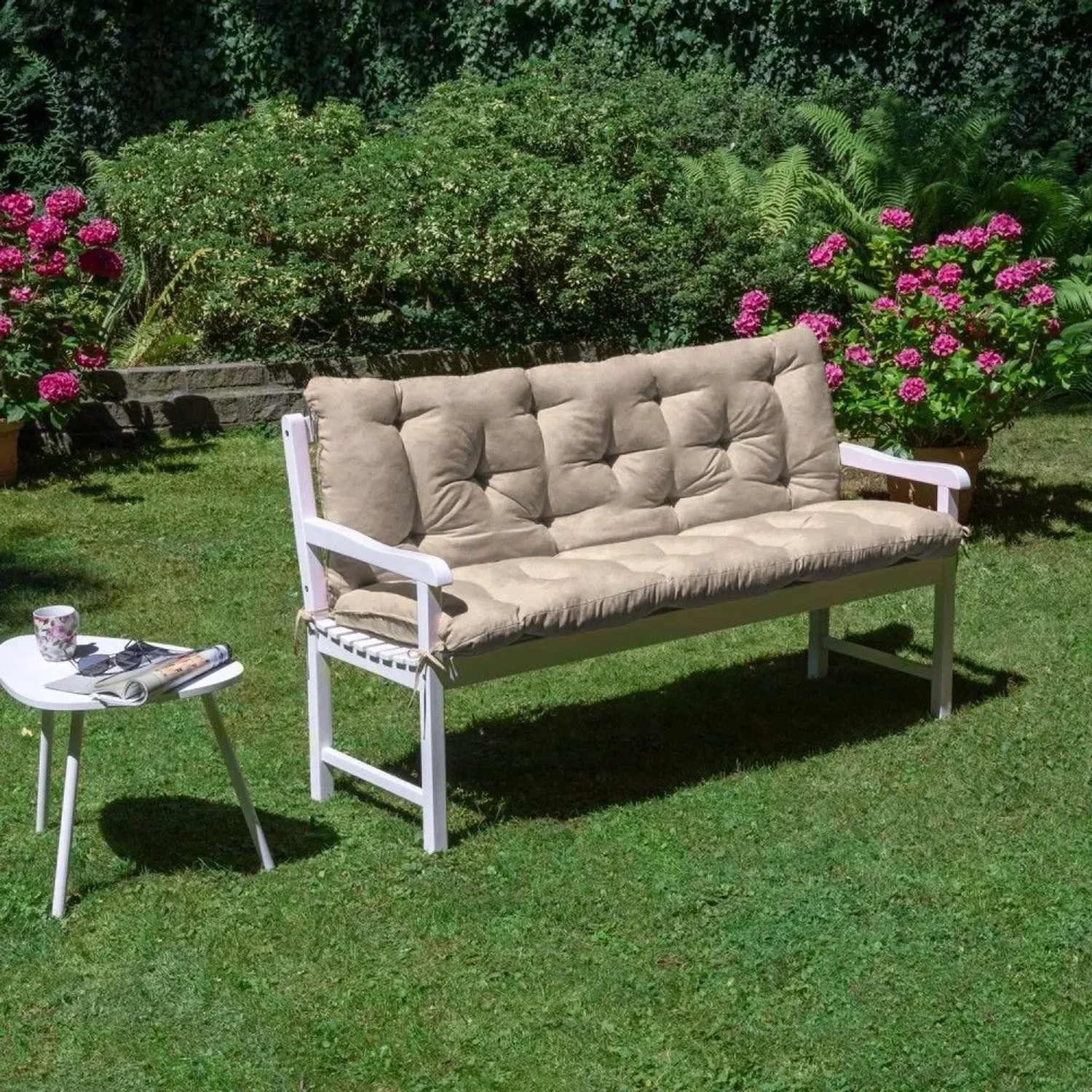 Beige Beautissu Flair BR Bankauflage auf weißer Gartenbank im Grünen. Gemütliches Sitzkissen für Garten und Terrasse.