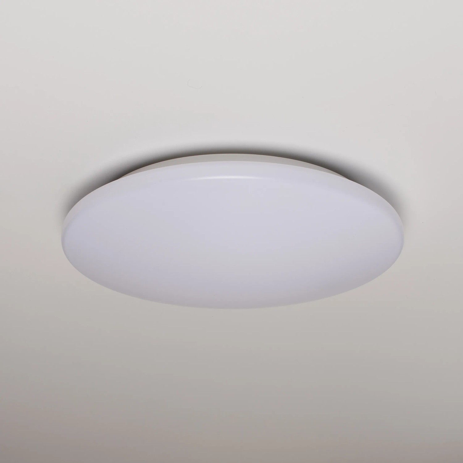 Runde LED-Deckenleuchte, 18 W, 37 cm Durchmesser, für Innenräume und Feuchträume.