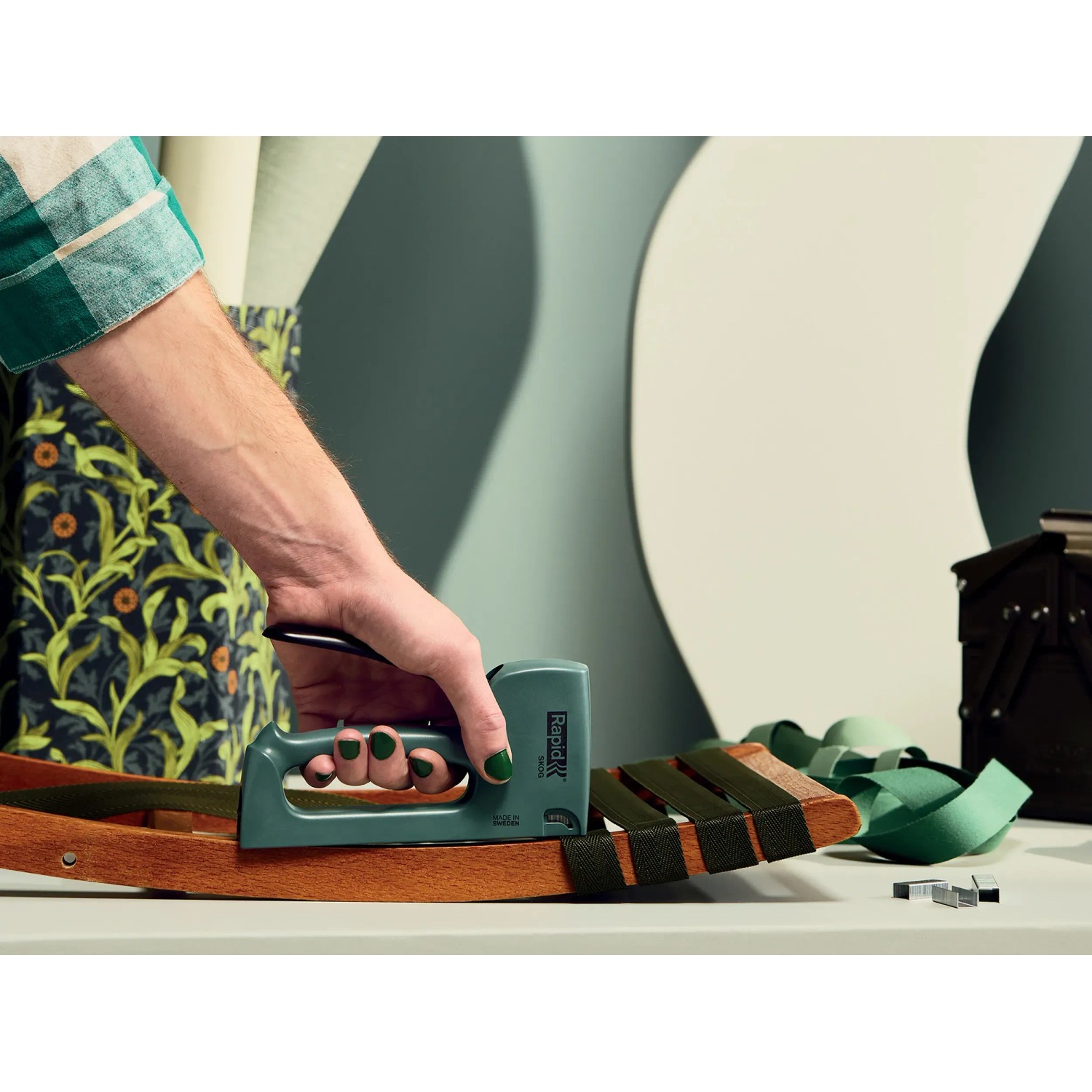 Rapid Handtacker R53 Skog im Einsatz beim Polstern eines Stuhls.