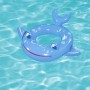 Blauer Bestway Schwimmring im Tierdesign (Wal) auf blauem Wasser.