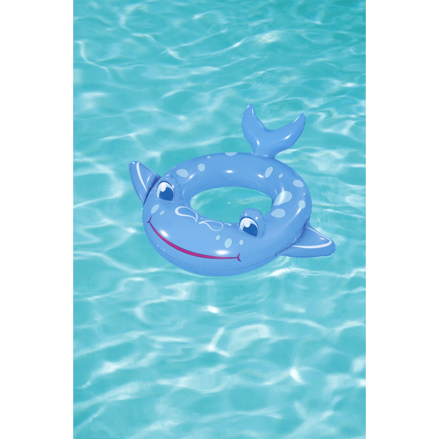 Blauer Bestway Schwimmring im Tierdesign (Wal) auf blauem Wasser.