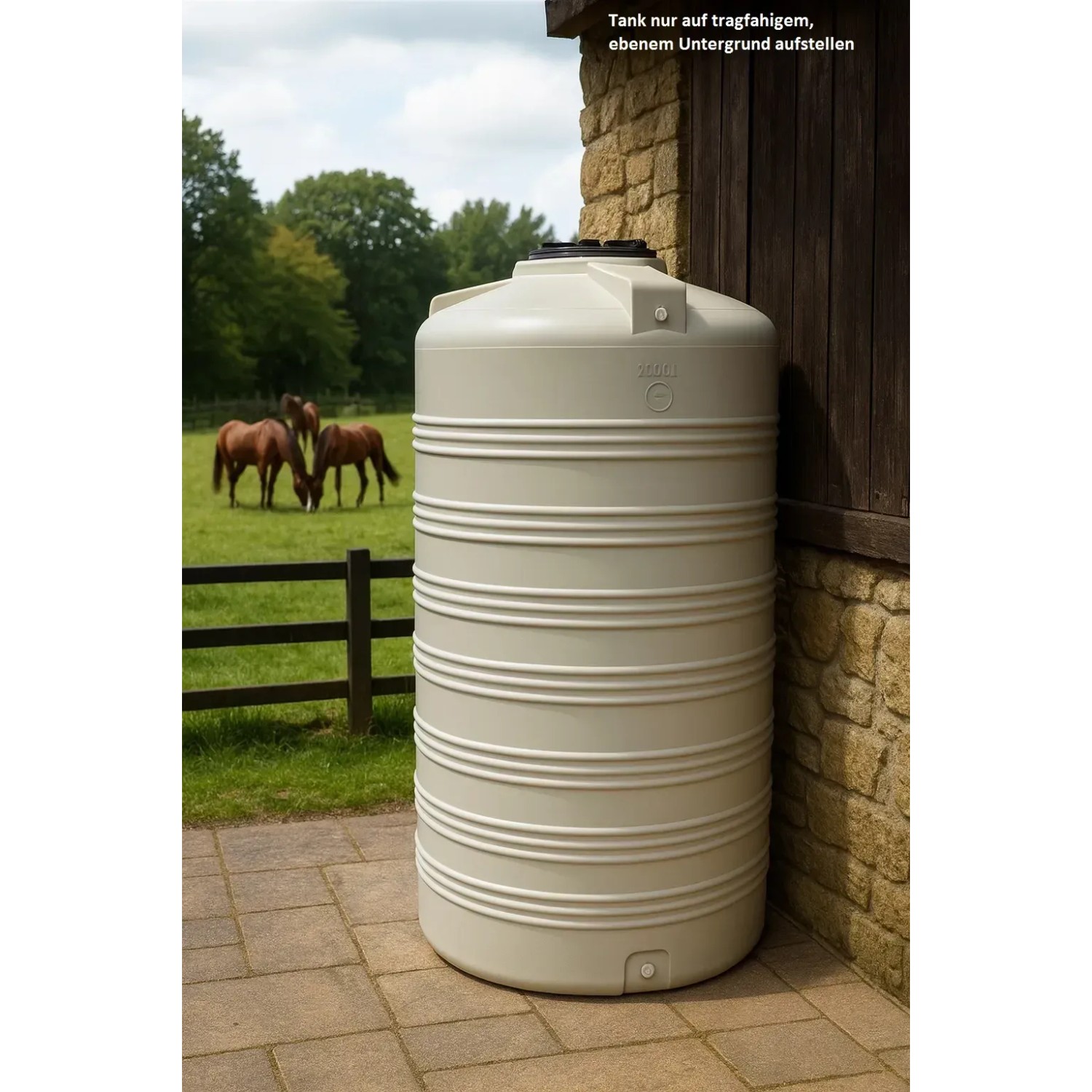 Großer weißer KMND 2000L Trinkwasser Wassertank aus PE mit Rippen, auf Terrasse im Garten. Für Regenwasser.