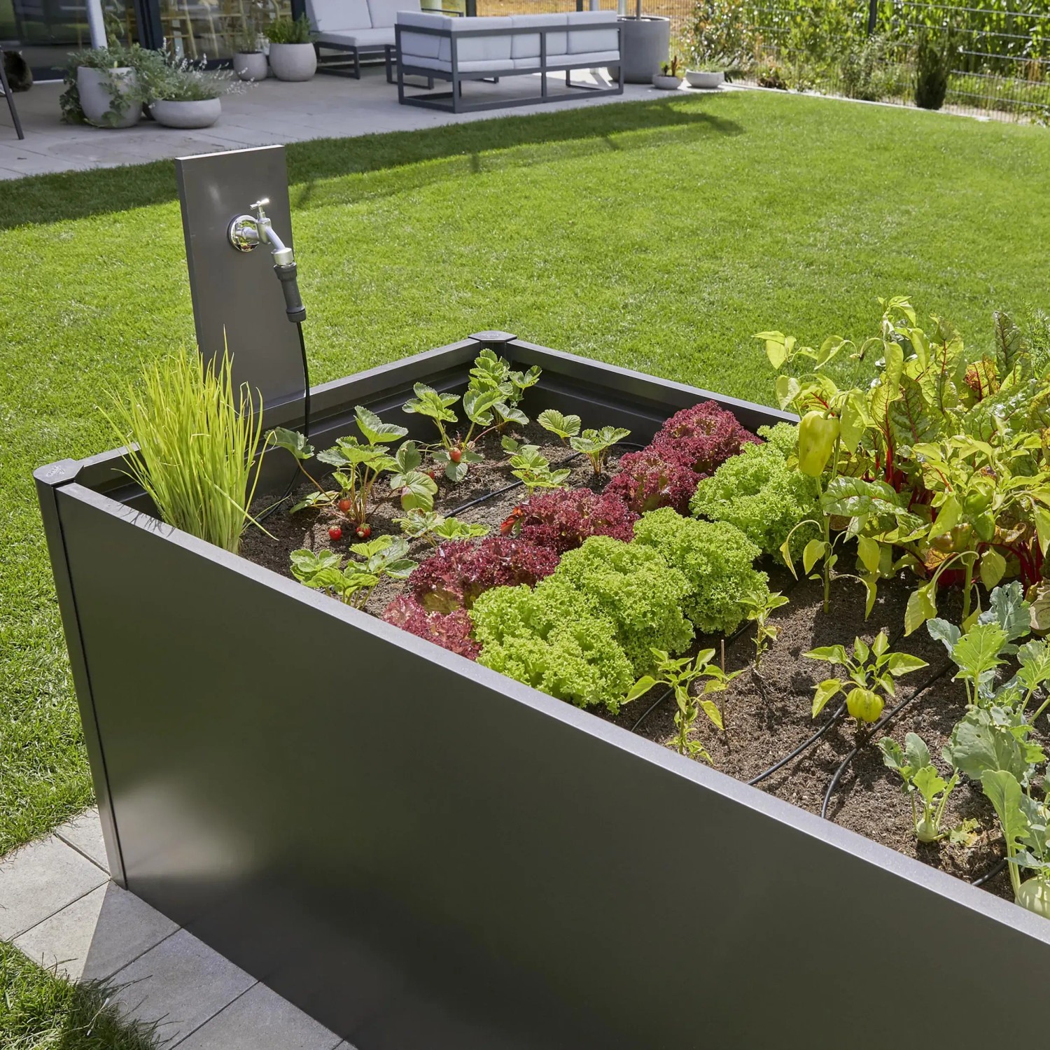 Gardena Tropfbewässerung Set für Hochbeet/Beet mit 35 Pflanzen im Garten.