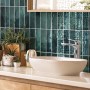Badezimmer mit Grosfillex Wandpaneelen Element 3D Optik Vertical Tiles Lagoon.