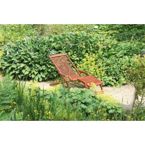 VIP Lounger Alaska Sonnenliege aus Eukalyptusholz im Garten.
