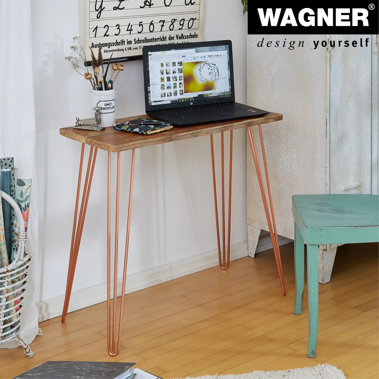 Tisch mit Wagner Hairpin Möbelbeinen in Pearl Brass, 710 mm hoch. DIY-Möbelbau im Mid-Century-Stil.