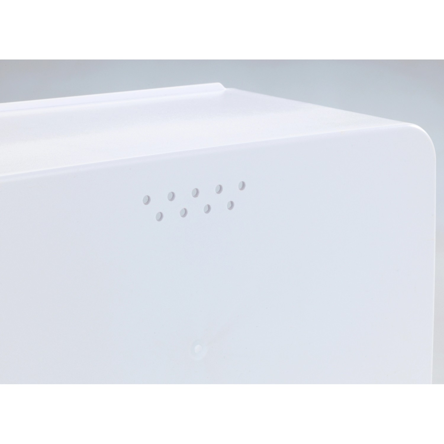 Detailansicht: Weißer Wenko Brotkasten mit Belüftungslöchern.