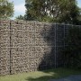 Hohe, silberne vidaXL Gabione mit Deckel, gefüllt mit Steinen, als Sichtschutz im Garten.