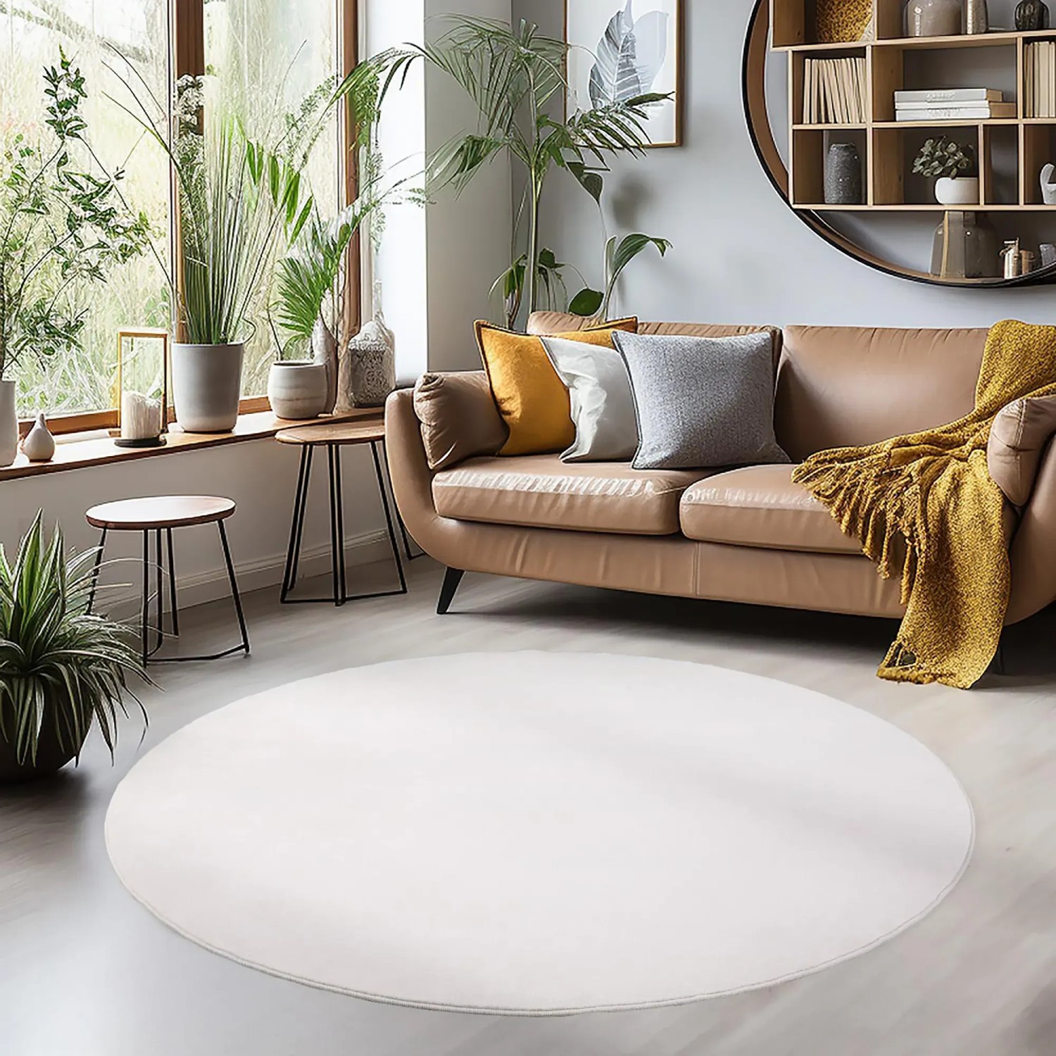 Runder, creme-weißer Ayyildiz Kurzflorteppich Sky 5400 (Ø 120 cm) im Wohnzimmer.