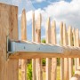 Hollmax Beschlagset, feuerverzinkt, silber, montiert an Holztor. Zubehör für Zaunbau.